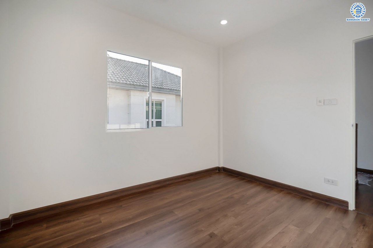 บ้านมือสองตกแต่งใหม่ ดีไซน์สวย โครงการ ชวนชื่นโมดัส จรัญฯ-ปิ่นเกล้า หลังมุม เนื้อที่ 54.7 ตร.ว. ฟังก์ชัน 3 ห้องนอน 2 ห้องน้ำ 1 ห้องอเนกประสงค์ จอดรถได้ 2 คัน รองรับทุกกิจกรรม บนทำเลเชื่อมต่อหลายเส้นทาง ใกล้จุดขึ้นทางด่วน "ประจิมรัถยา" และรถไฟฟ้าสายสีแดง "สถานีบางบำหรุ"